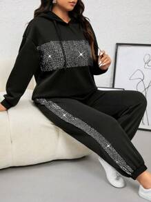 طقم نسائي (قطعتين): هودي مزين بالترتر وبنطلون مخطط بشريط جانبي من كالفايا