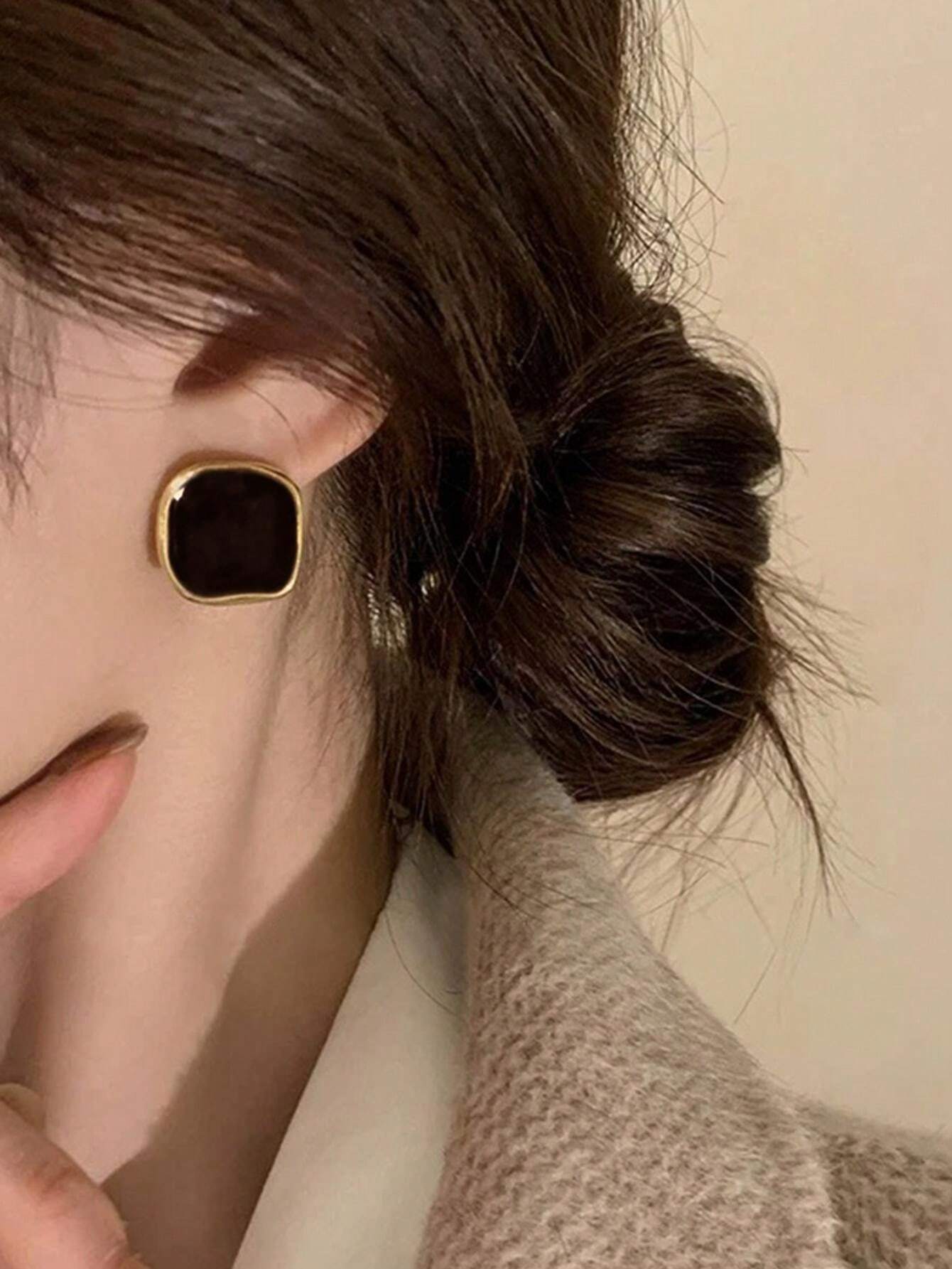 زوج واحد من أقراط الأذن المكعبة الأنيقة والبسيطة