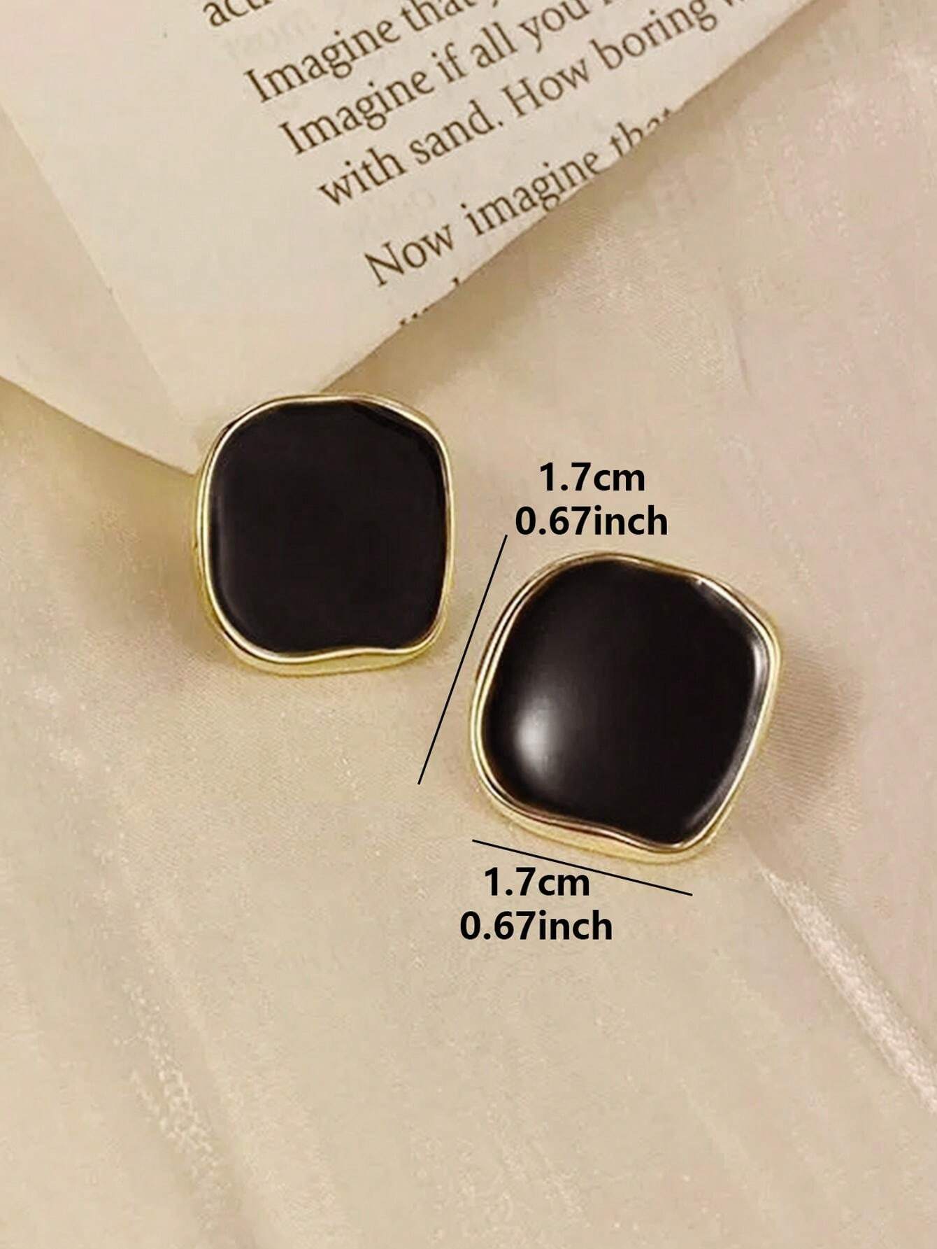 زوج واحد من أقراط الأذن المكعبة الأنيقة والبسيطة