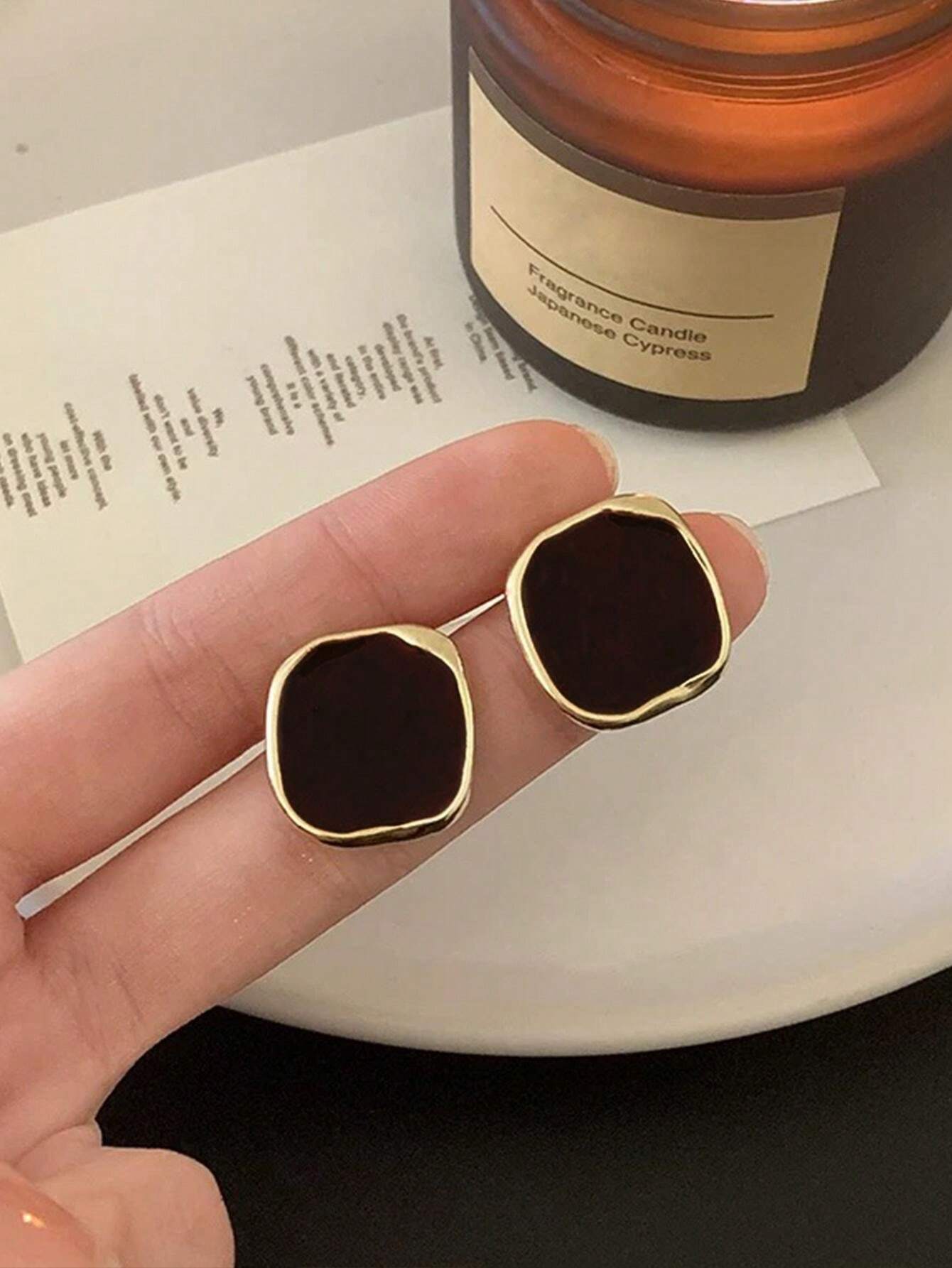 زوج واحد من أقراط الأذن المكعبة الأنيقة والبسيطة