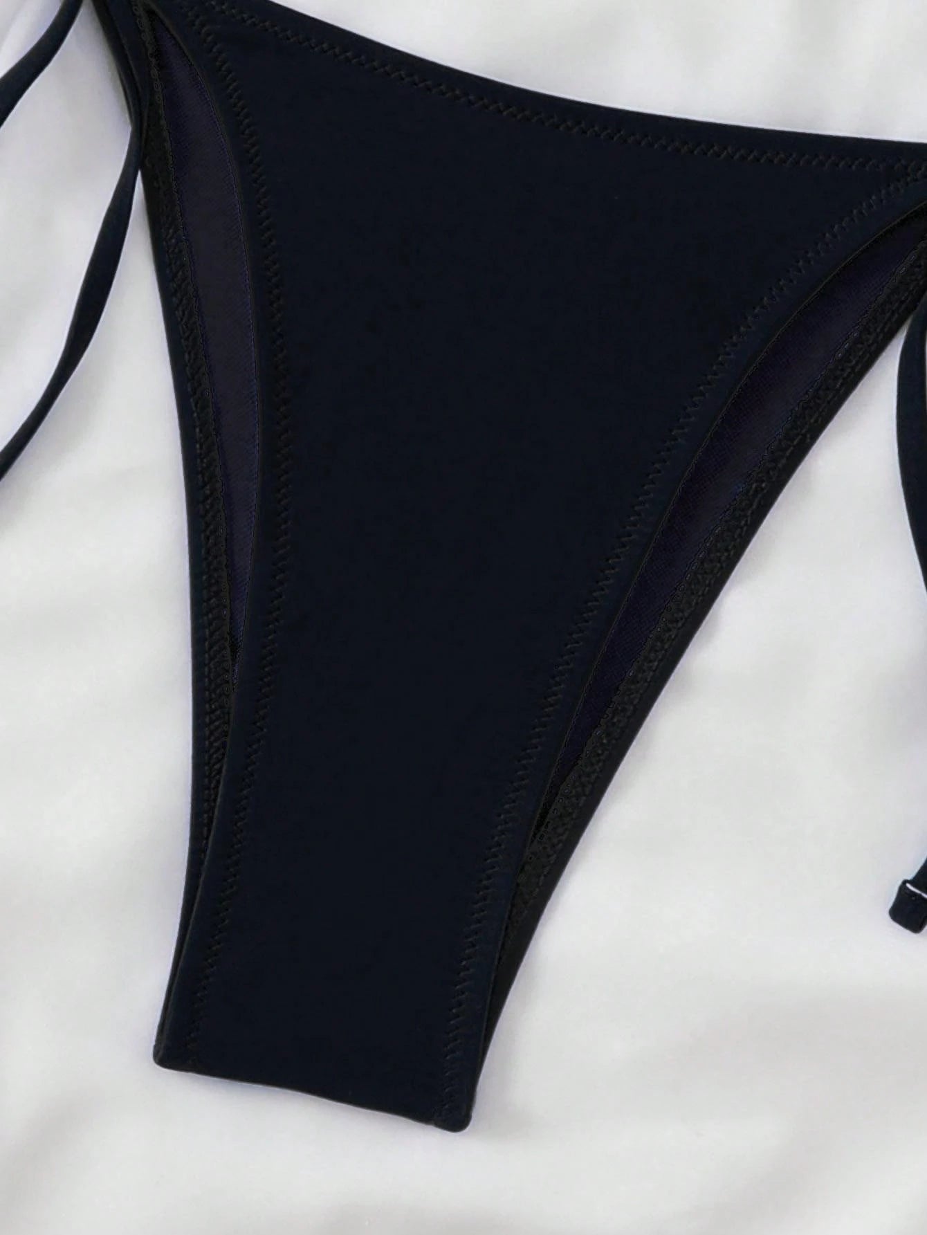 طقم بيكيني نسائي صيفي – توب مدعّم بسلك داخلي وأشرطة قابلة للتعديل مع شورت شاطئ مطوي ورباط