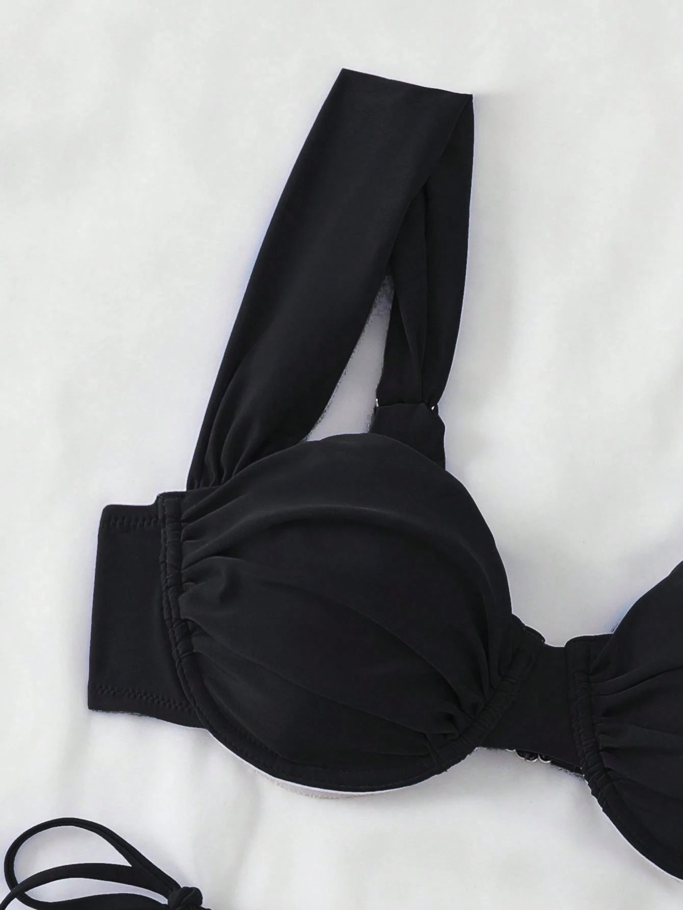 طقم بيكيني نسائي صيفي – توب مدعّم بسلك داخلي وأشرطة قابلة للتعديل مع شورت شاطئ مطوي ورباط