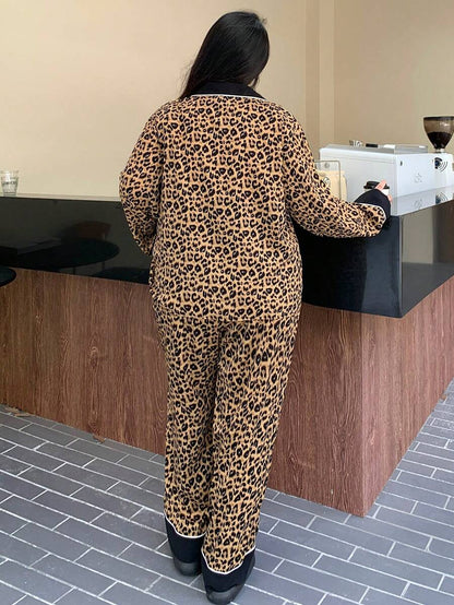 بيجامة نسائي فضفاضة بنقشة جلد الفهد وياقة متباينة من ديزي