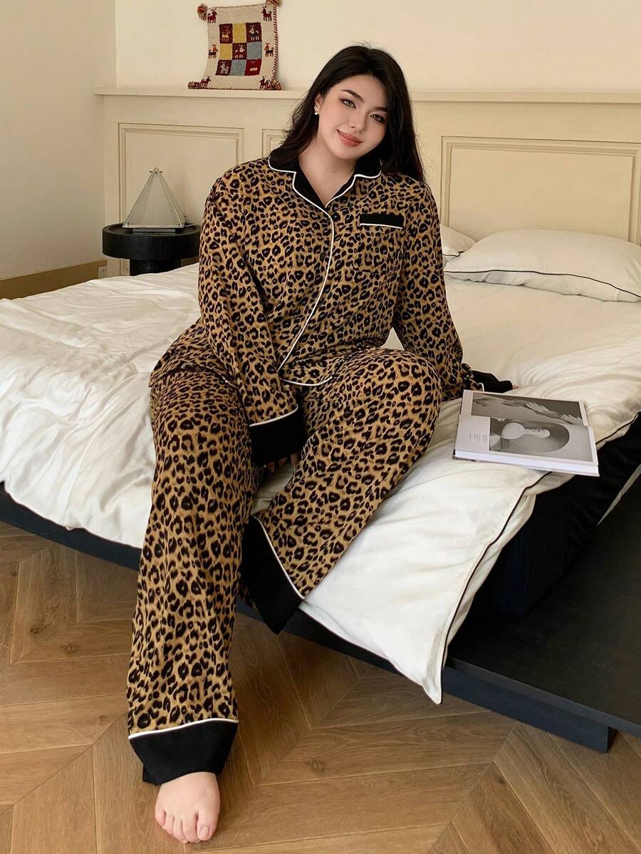 بيجامة نسائي فضفاضة بنقشة جلد الفهد وياقة متباينة من ديزي