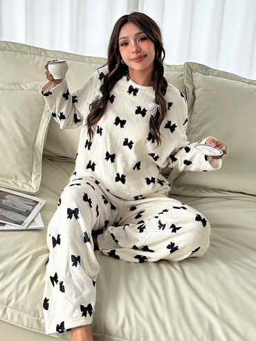 بيجامه بناتي (قطعتين): تيشيرت بأكمام طويلة ورقبة دائرية وبنطلون بنقشة فيونكات من شي إن