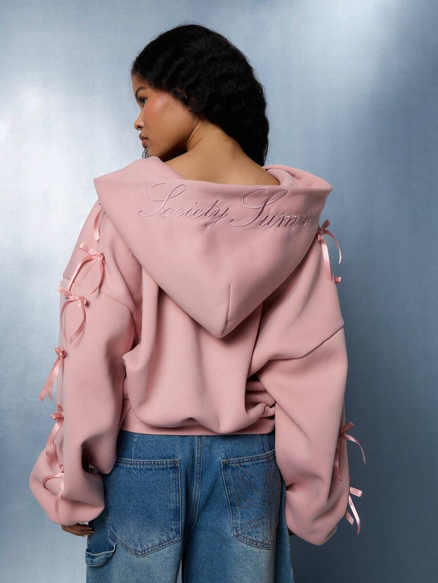 سويت شيرت SUMWON WOMEN Society  قصير بأكمام شريطية وشعار مطرز وسحاب أمامي وتفاصيل فيونكة