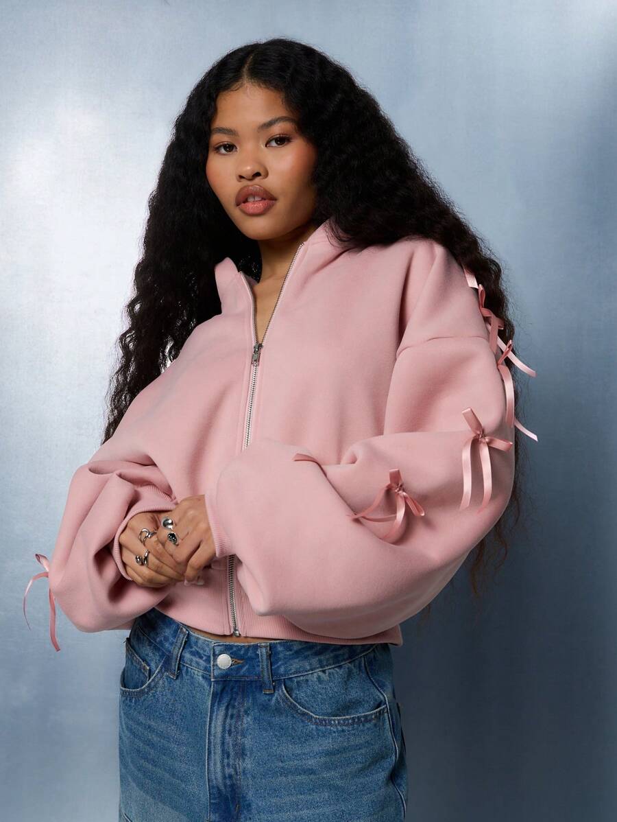 سويت شيرت SUMWON WOMEN Society  قصير بأكمام شريطية وشعار مطرز وسحاب أمامي وتفاصيل فيونكة