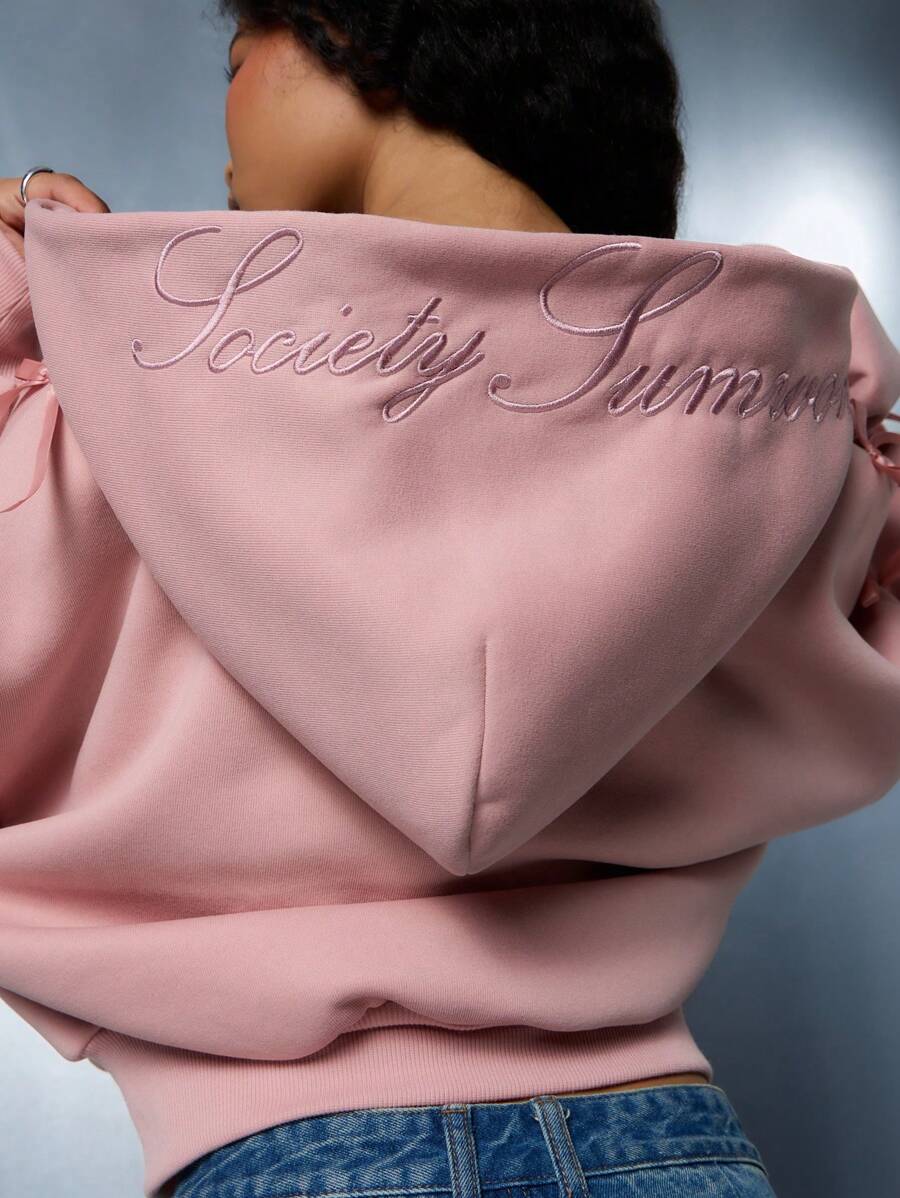 سويت شيرت SUMWON WOMEN Society  قصير بأكمام شريطية وشعار مطرز وسحاب أمامي وتفاصيل فيونكة