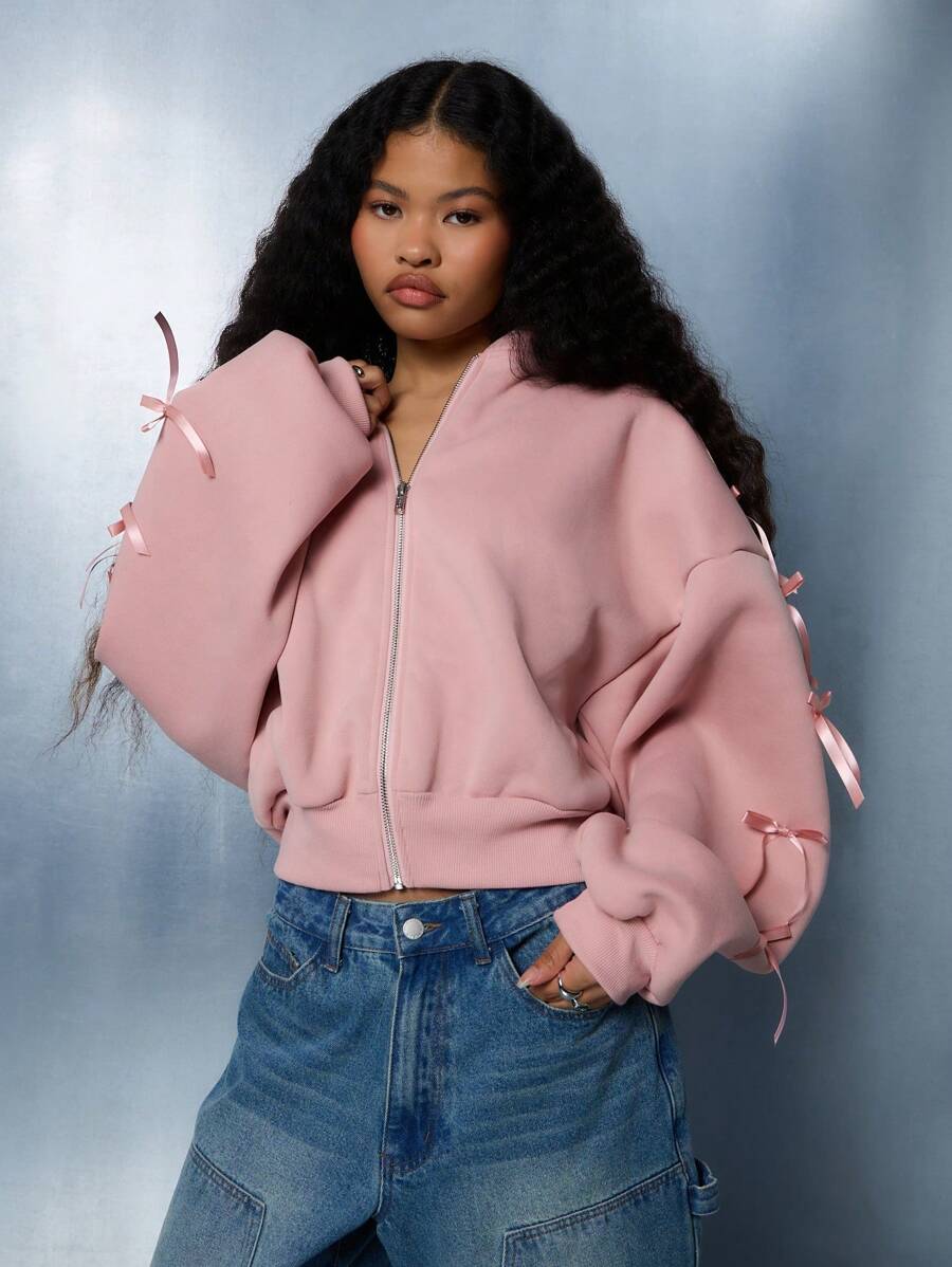 سويت شيرت SUMWON WOMEN Society  قصير بأكمام شريطية وشعار مطرز وسحاب أمامي وتفاصيل فيونكة