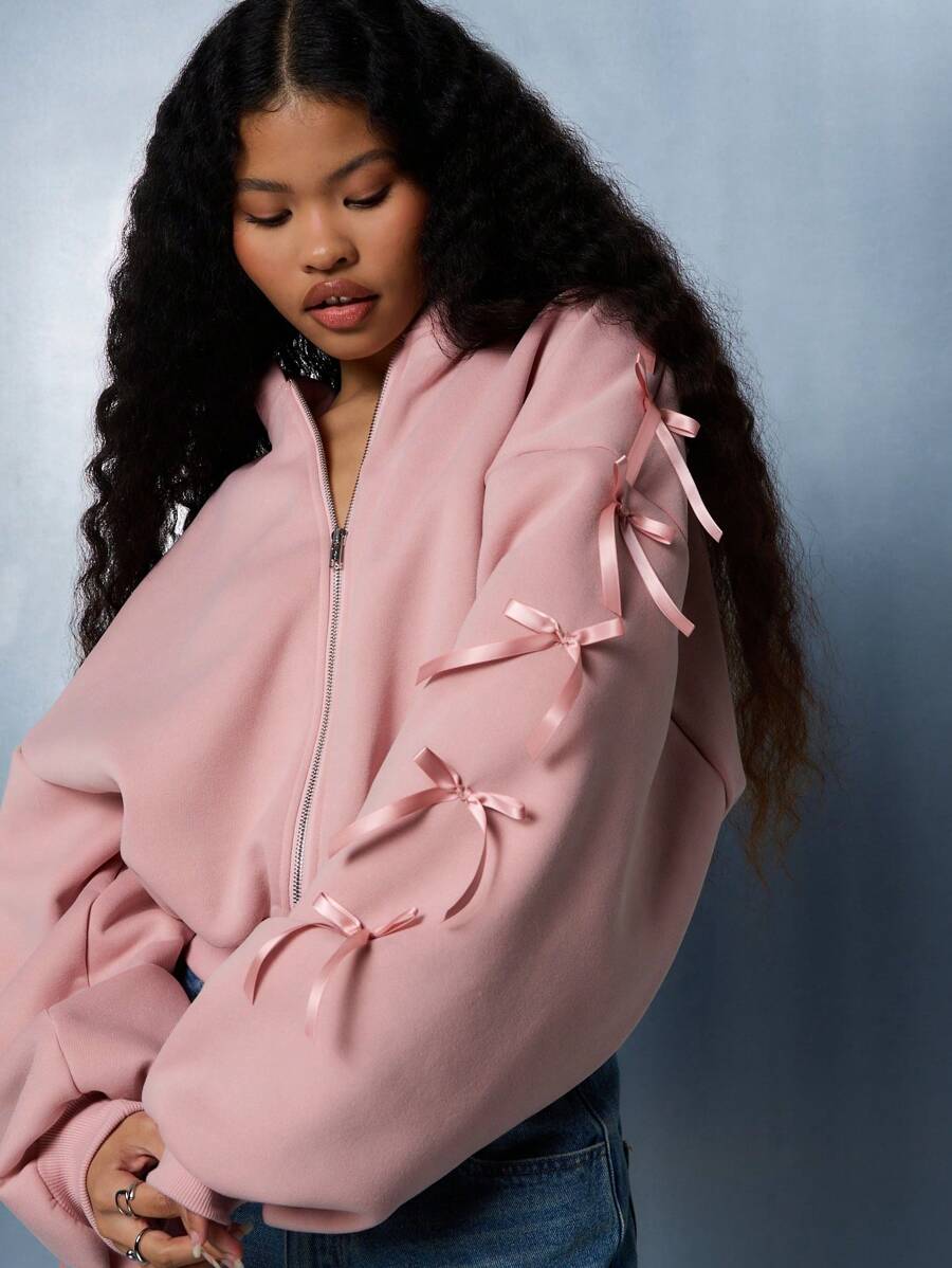 سويت شيرت SUMWON WOMEN Society  قصير بأكمام شريطية وشعار مطرز وسحاب أمامي وتفاصيل فيونكة