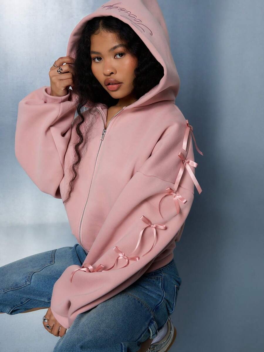 سويت شيرت SUMWON WOMEN Society  قصير بأكمام شريطية وشعار مطرز وسحاب أمامي وتفاصيل فيونكة