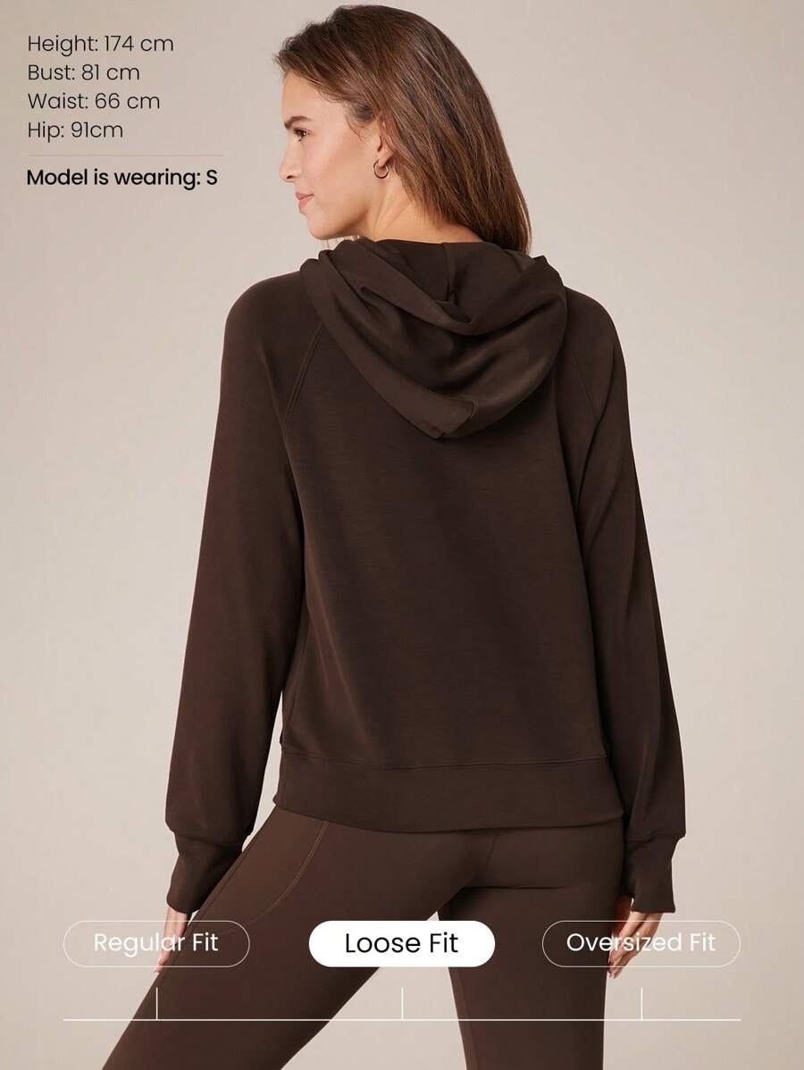 هودي GLOWMODE بملمس حريري – تصميم فضفاض بسحاب نصف أمامي وأكمام طويلة لخريف أنيق