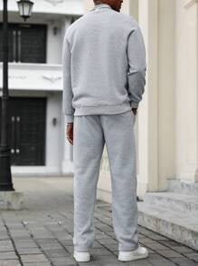 طقم رجالي: بلوفر برقبة عالية وبنطلون سادة من مانفينيتي هوم