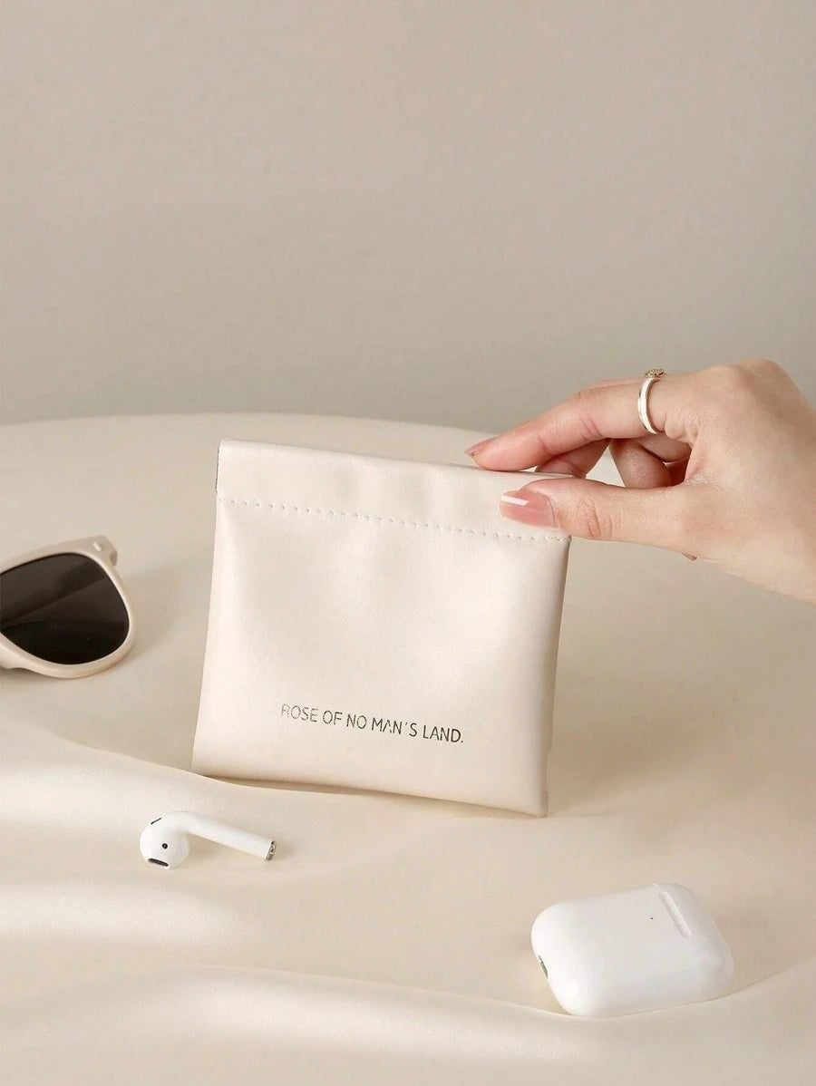 حقيبة صغيرة بتصميم أنيق وبسيط