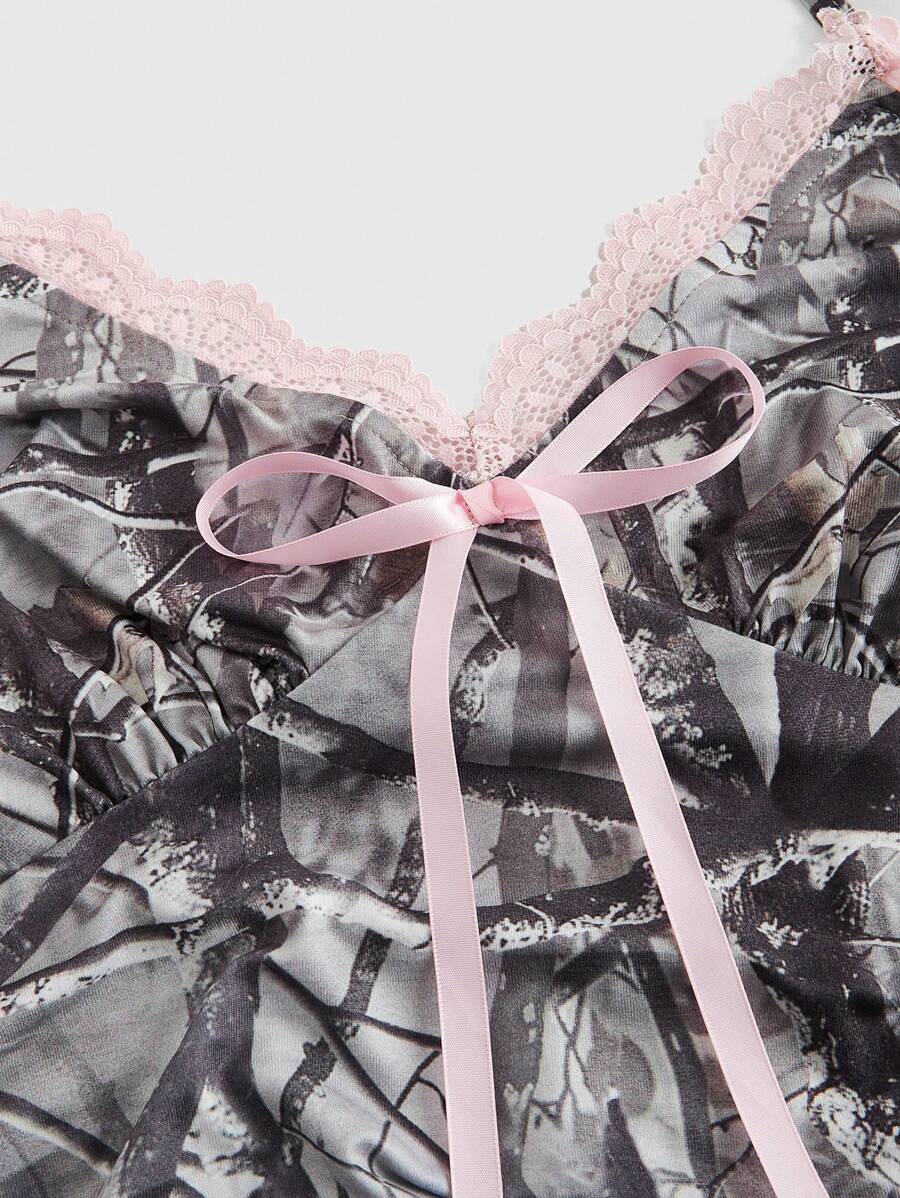 توب نسائي بدون أكمام بتصميم مموه ودانتيل بلون متباين من ROMWE Y2K