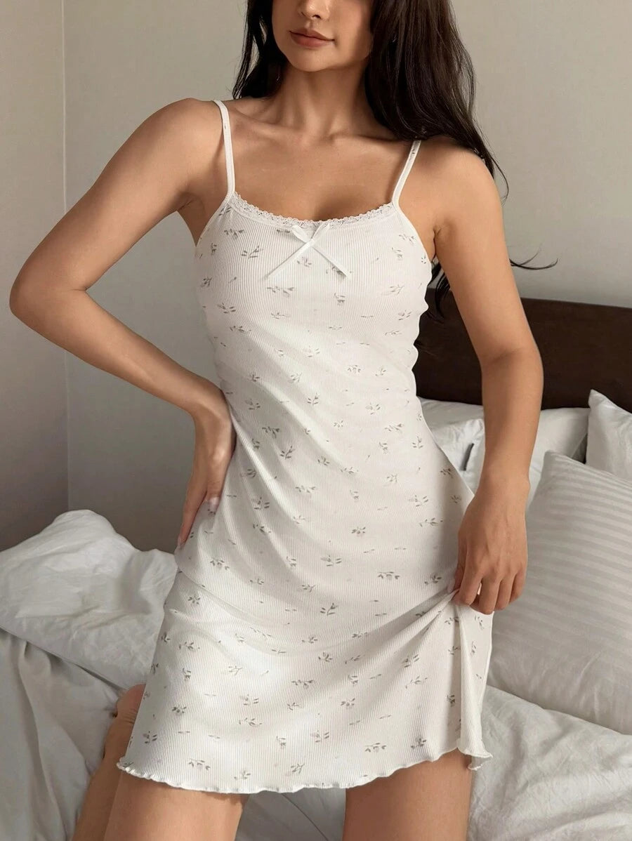 قميص نوم نسائي قصير بدون أكمام بطبعة زهور صغيرة – أبيض