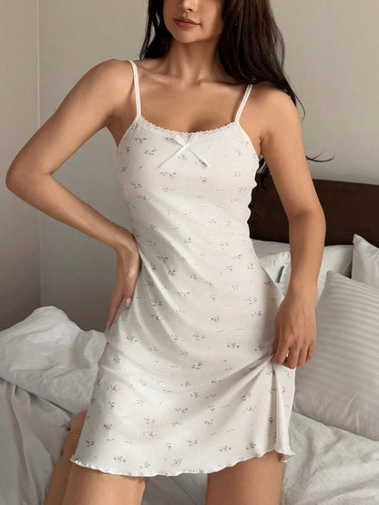 قميص نوم نسائي قصير بدون أكمام بطبعة زهور صغيرة – أبيض