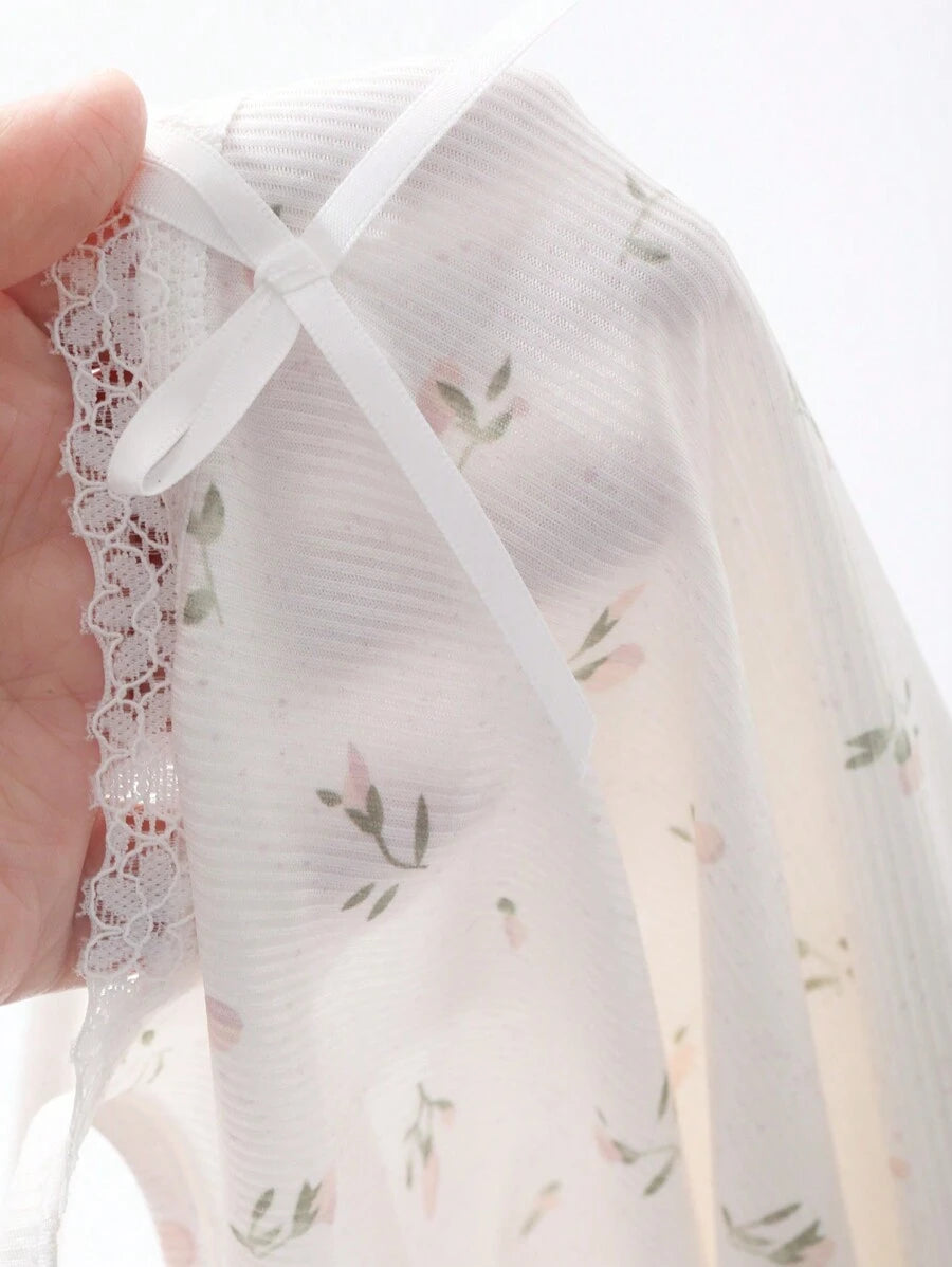 قميص نوم نسائي قصير بدون أكمام بطبعة زهور صغيرة – أبيض