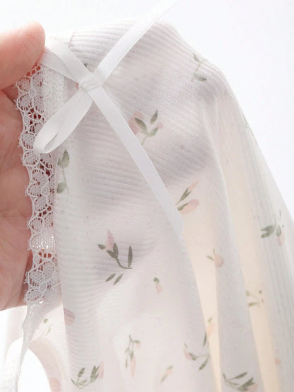 قميص نوم نسائي قصير بدون أكمام بطبعة زهور صغيرة – أبيض