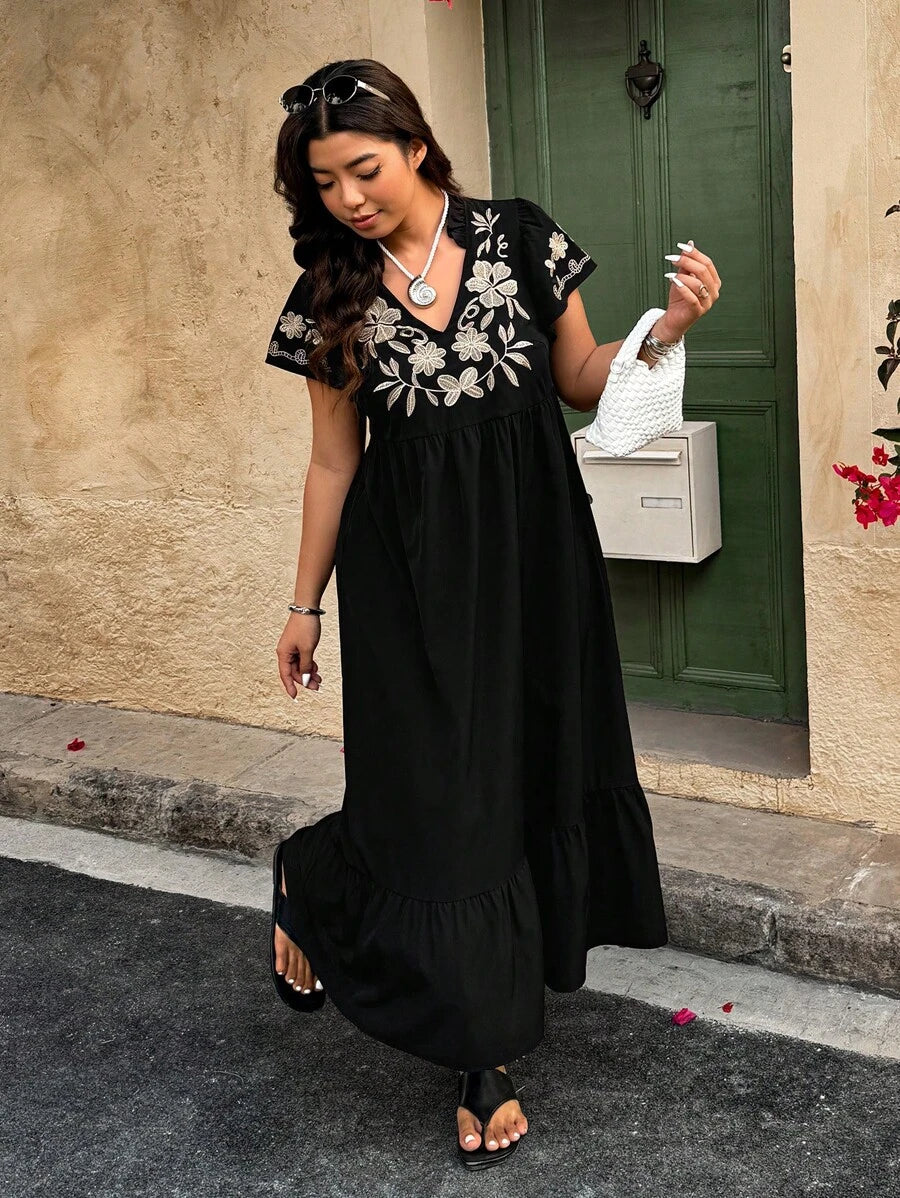 فستان مقاس كبير – أكمام قصيرة وتطريز زهري لإطلالة صيفية كاجوال