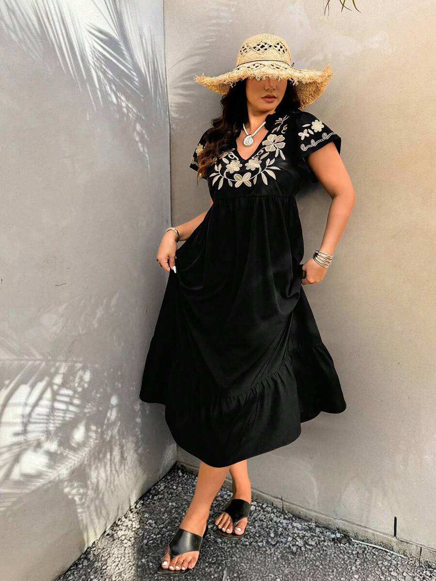 فستان مقاس كبير – أكمام قصيرة وتطريز زهري لإطلالة صيفية كاجوال