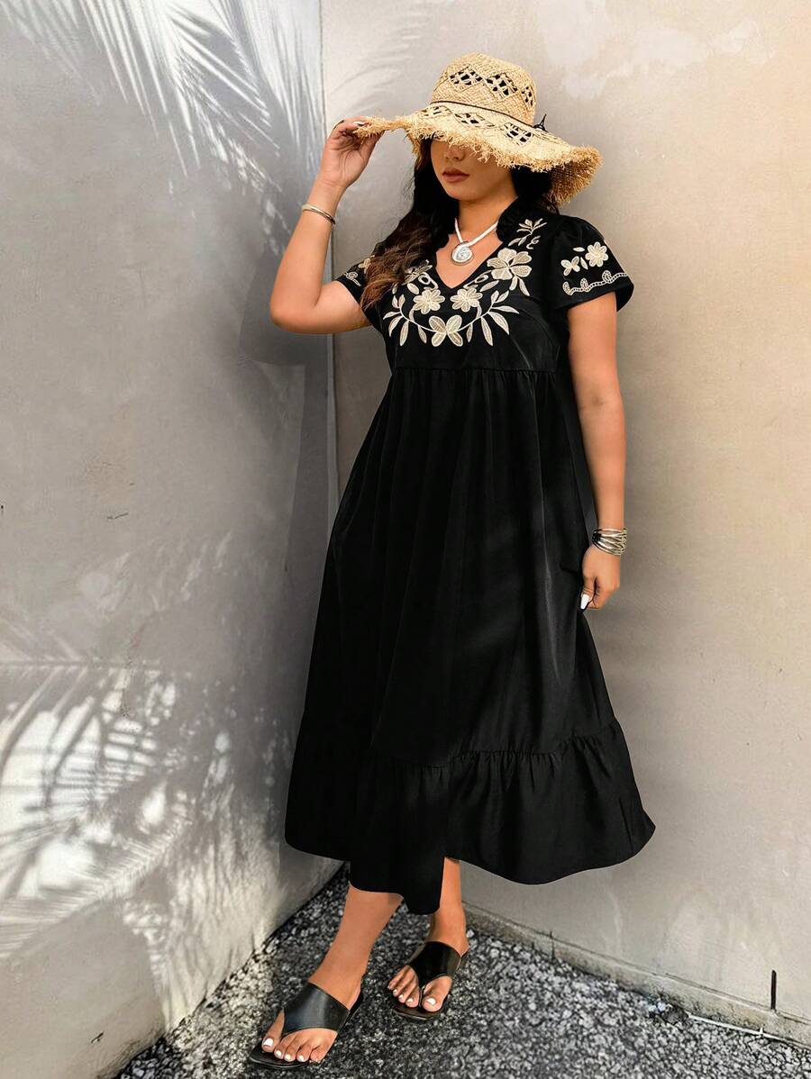 فستان مقاس كبير – أكمام قصيرة وتطريز زهري لإطلالة صيفية كاجوال