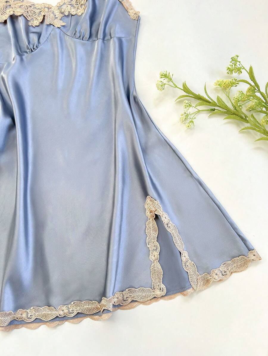 طقم نوم حريري فاخر من 5 قطع بتفاصيل متباينة الألوان – توب، شورت، بنطال، روب ونايت غاون من SilkySpell