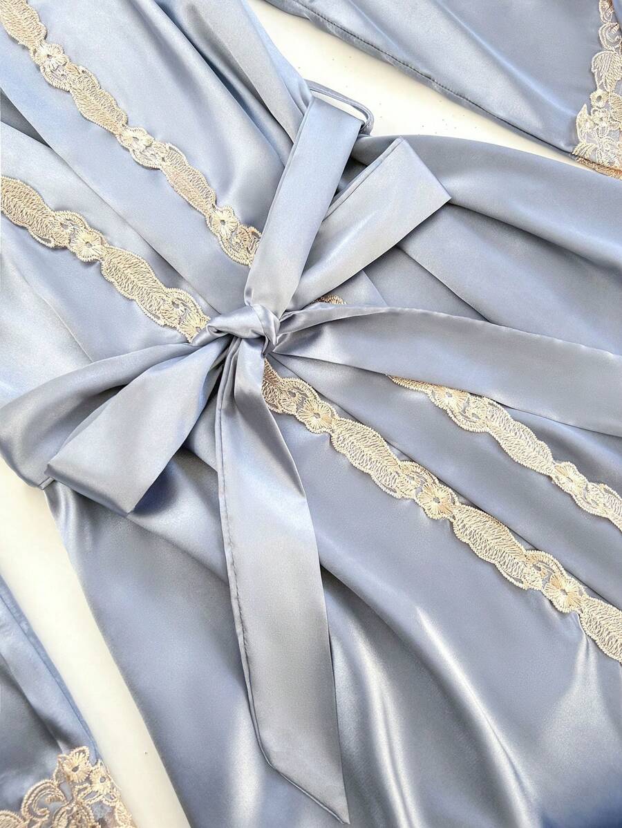 طقم نوم حريري فاخر من 5 قطع بتفاصيل متباينة الألوان – توب، شورت، بنطال، روب ونايت غاون من SilkySpell