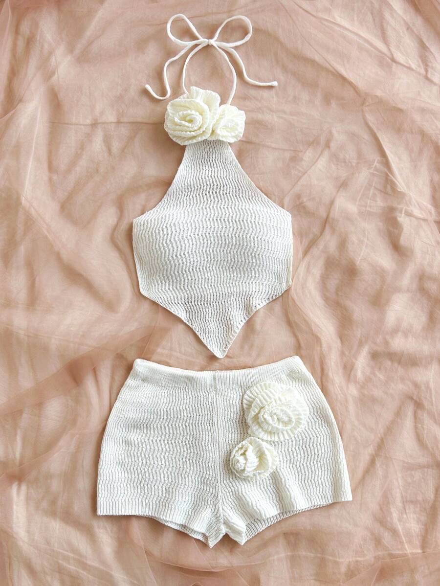 طقم من قطعتين من Soleia مصنوع يدويًا من أعلى وأسفل بدون ظهر مزين بالزهور ثلاثية الأبعاد وشورت قصير جدًا