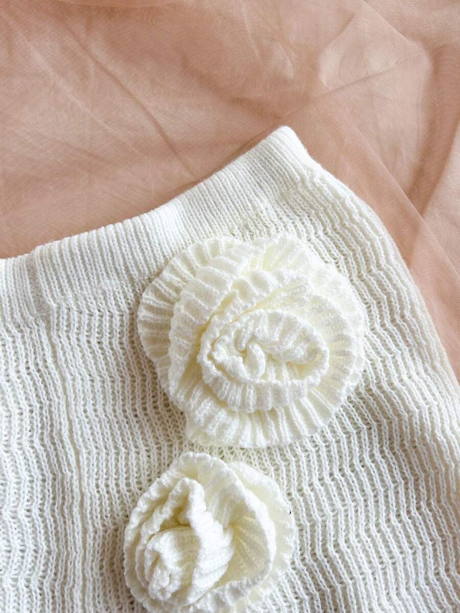 طقم من قطعتين من Soleia مصنوع يدويًا من أعلى وأسفل بدون ظهر مزين بالزهور ثلاثية الأبعاد وشورت قصير جدًا