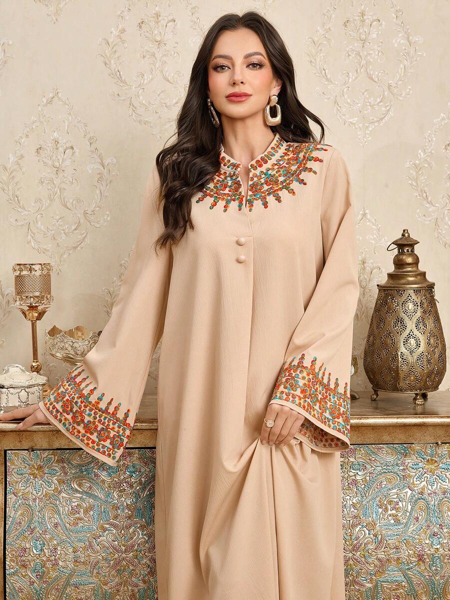 فستان أنيق بتصميم مريح يجمع بين البساطة والجاذبيه