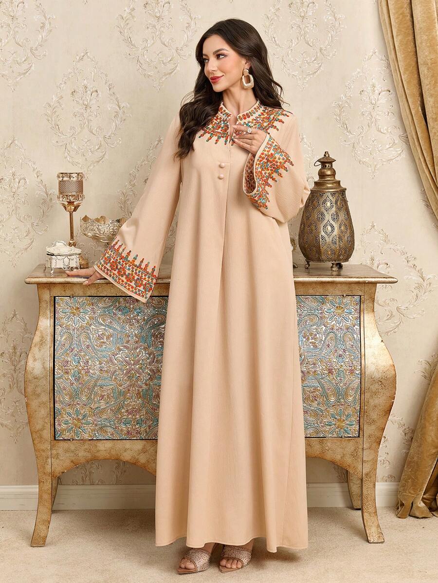 فستان أنيق بتصميم مريح يجمع بين البساطة والجاذبيه