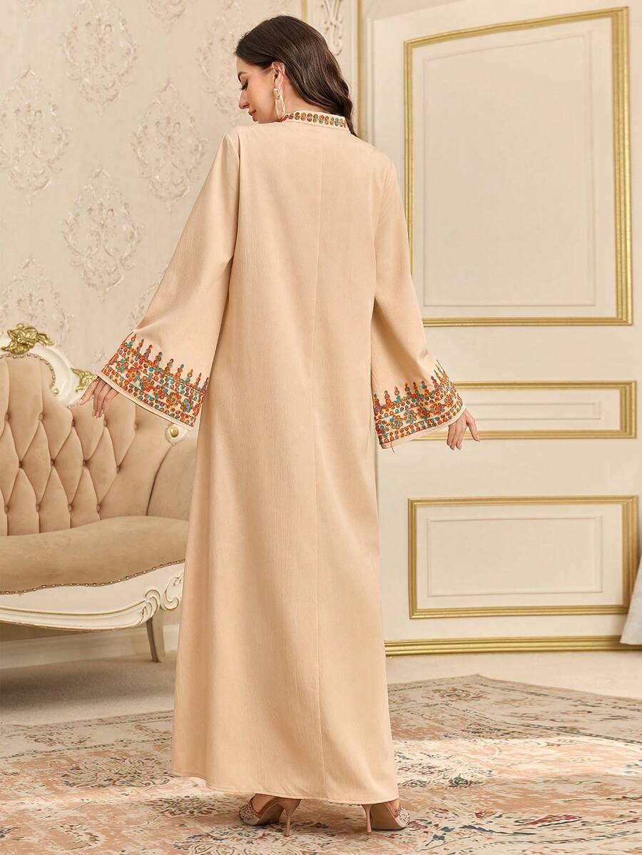 فستان أنيق بتصميم مريح يجمع بين البساطة والجاذبيه