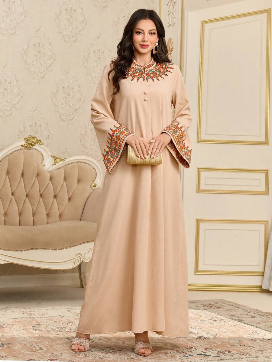 فستان أنيق بتصميم مريح يجمع بين البساطة والجاذبيه