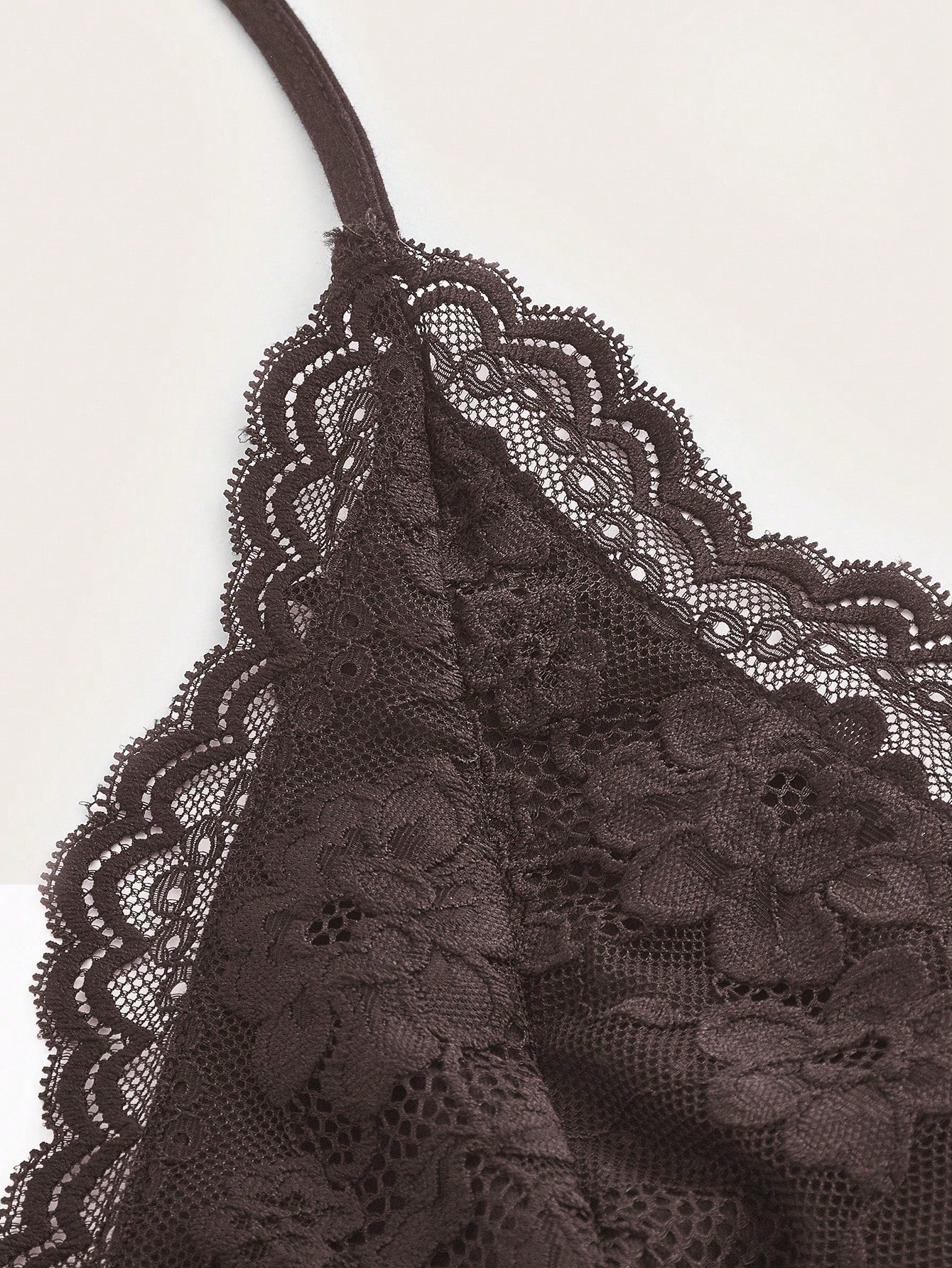 بلوزة ROMWE PUNK بتصميم هالتر مع كشكشة من الدانتيل المتباين