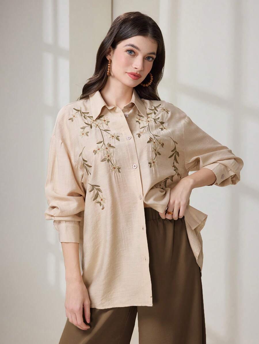 قميص نسائي كاجوال بأزرار من Veilorie بأكمام دولمان مطرزة بنباتات من shein