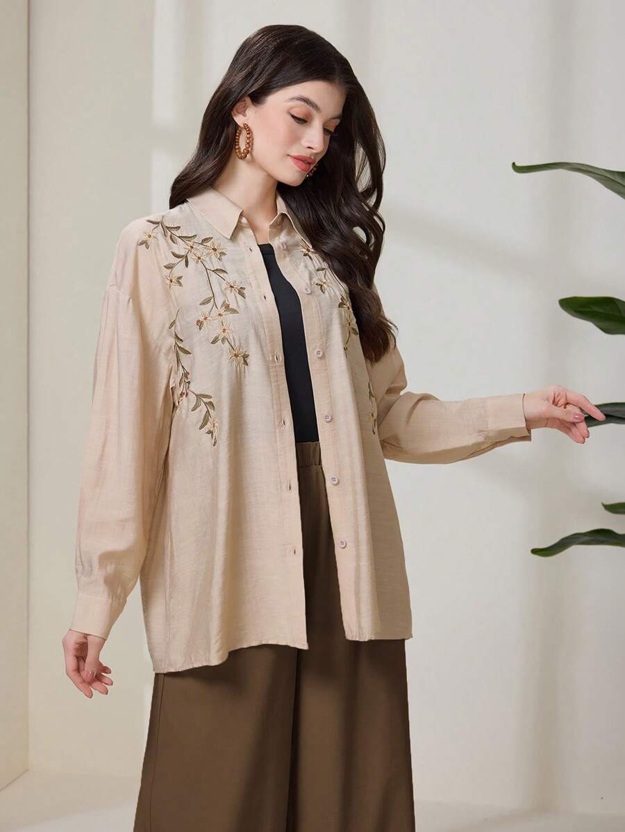 قميص نسائي كاجوال بأزرار من Veilorie بأكمام دولمان مطرزة بنباتات من shein