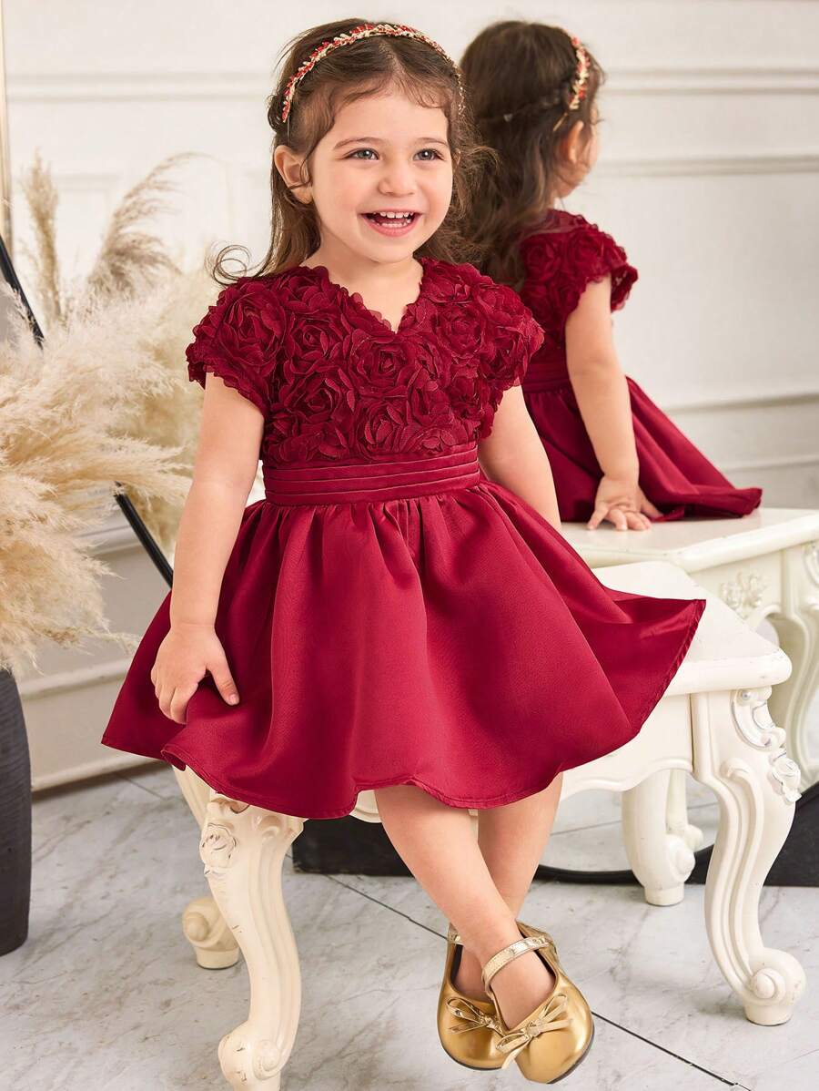 فستان شي إن للبنات الصغيرات أنيق  بنمط قصير ورقبة على شكل حرف V وأكمام قصيرة وطول متوسط