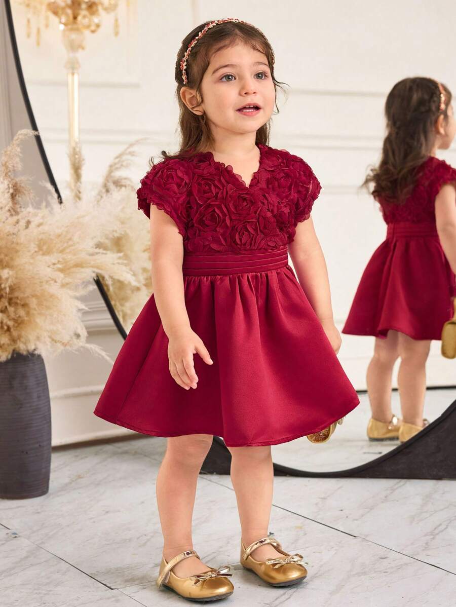 فستان شي إن للبنات الصغيرات أنيق  بنمط قصير ورقبة على شكل حرف V وأكمام قصيرة وطول متوسط