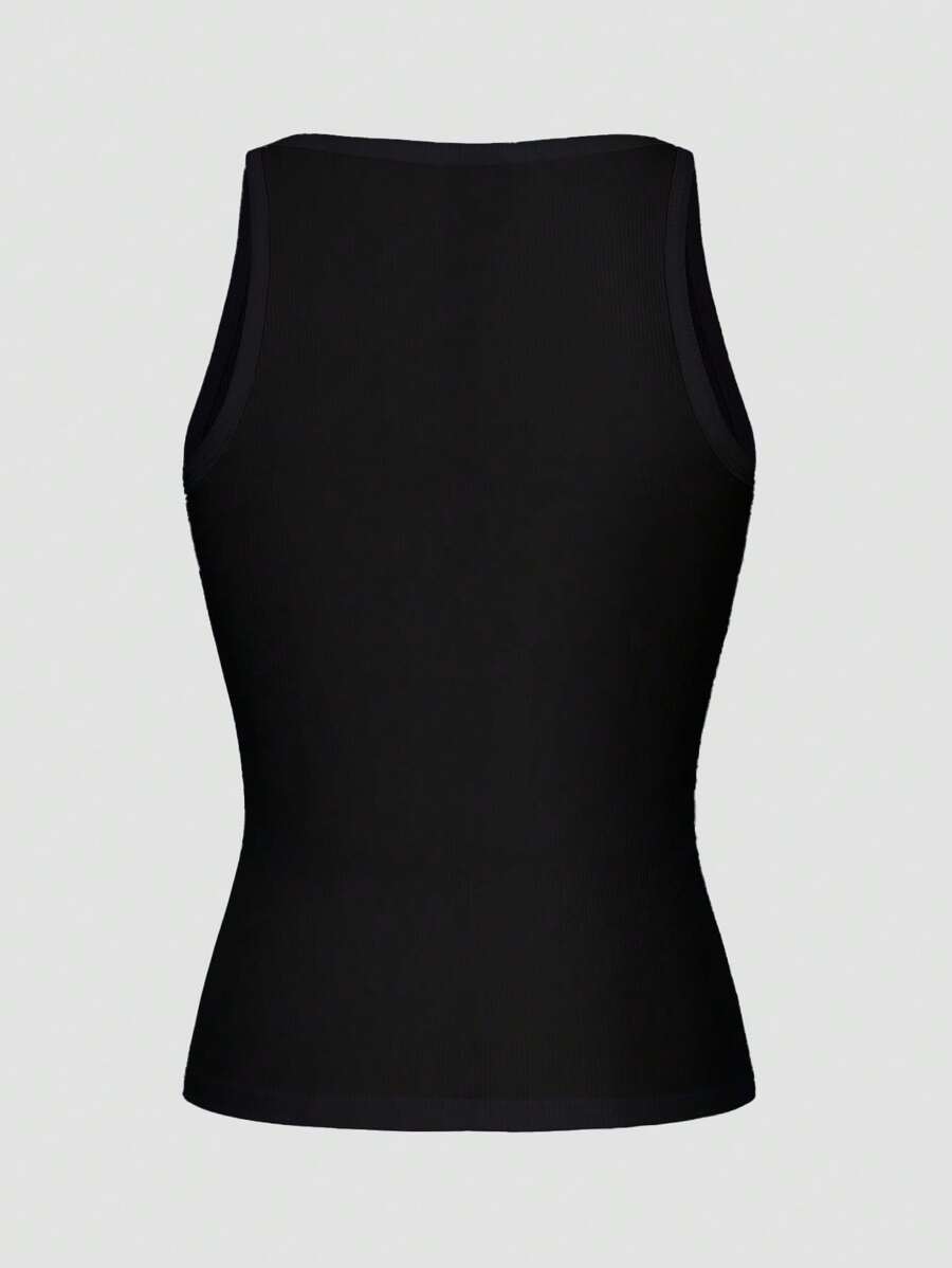 توب رياضي مثير من إيمري روز، بتصميم بسيط وقصة ضيقة