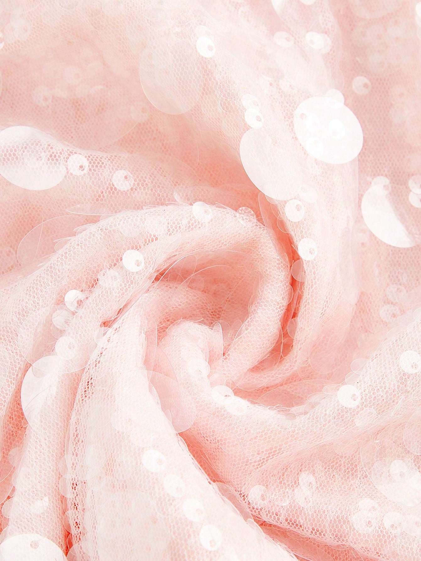 ملابس نسائية أنيقة، تنورة قصيرة وردية مزينة بالترتر. مناسبة للمواعيد، والحفلات