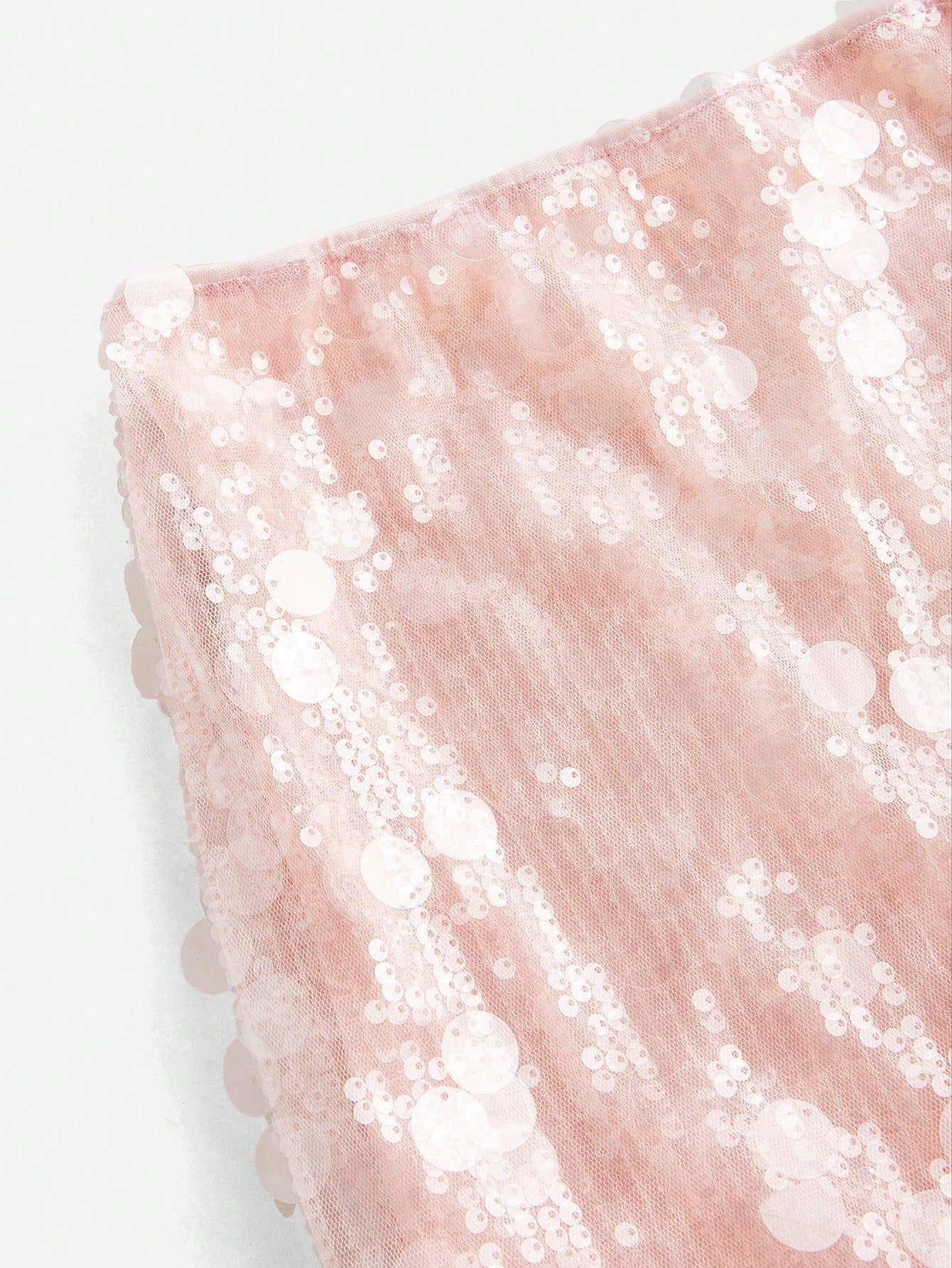 ملابس نسائية أنيقة، تنورة قصيرة وردية مزينة بالترتر. مناسبة للمواعيد، والحفلات