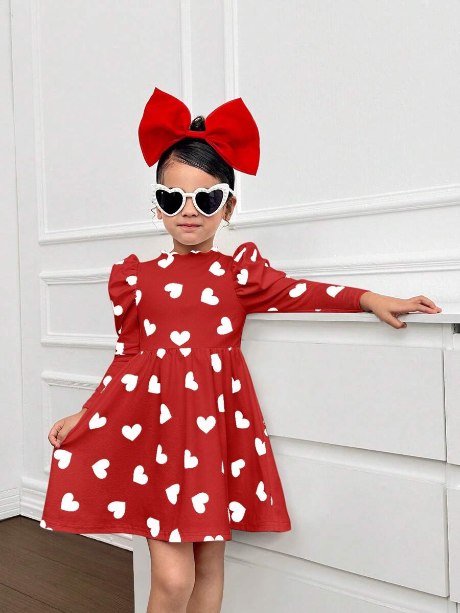 فستان SHEIN Nova Glow للفتيات الصغيرات مطبوع عليه قلب في عيد الحب بأكمام طويلة ورقبة دائرية مناسب للخريف والشتاء