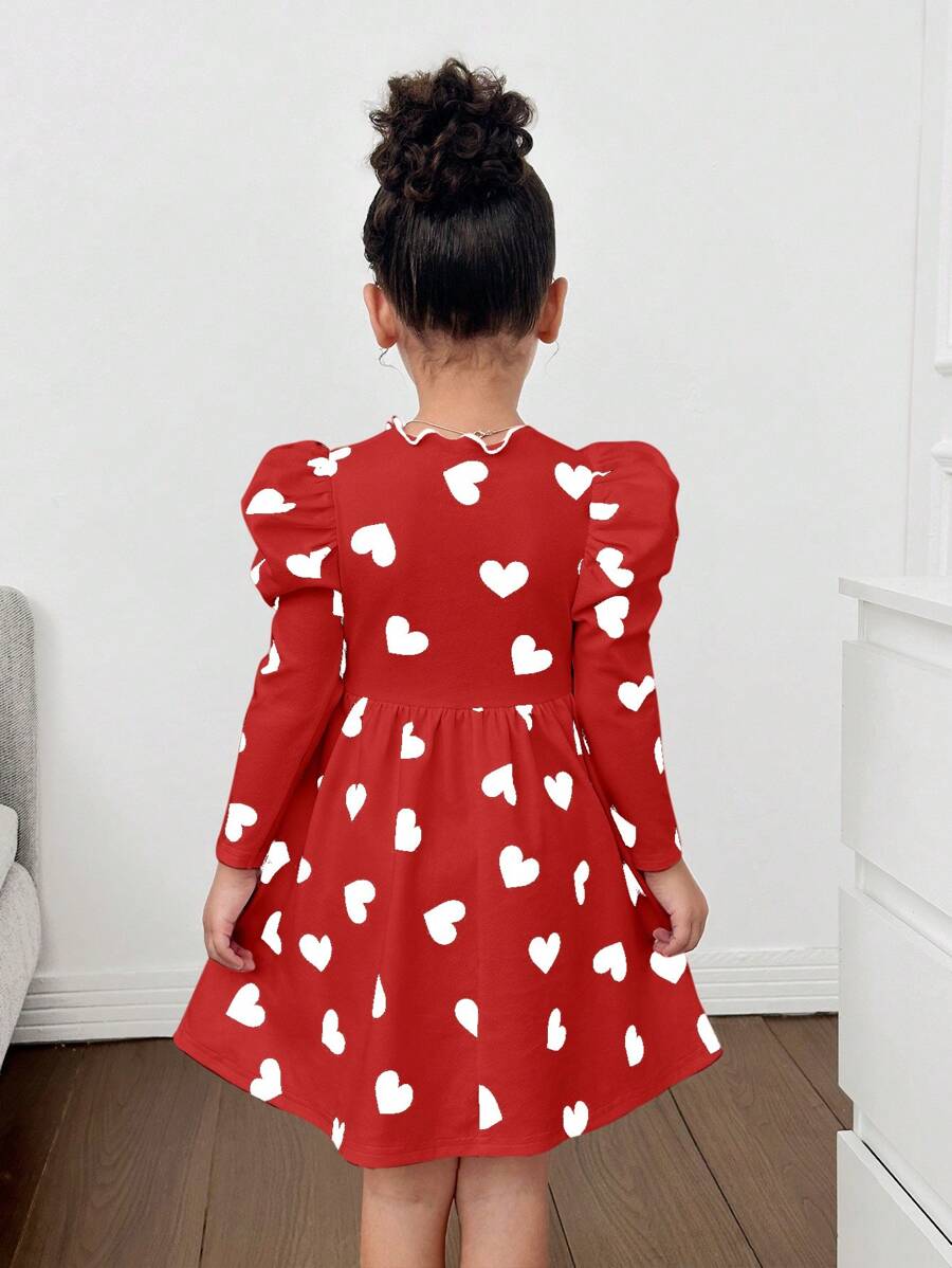 فستان SHEIN Nova Glow للفتيات الصغيرات مطبوع عليه قلب في عيد الحب بأكمام طويلة ورقبة دائرية مناسب للخريف والشتاء