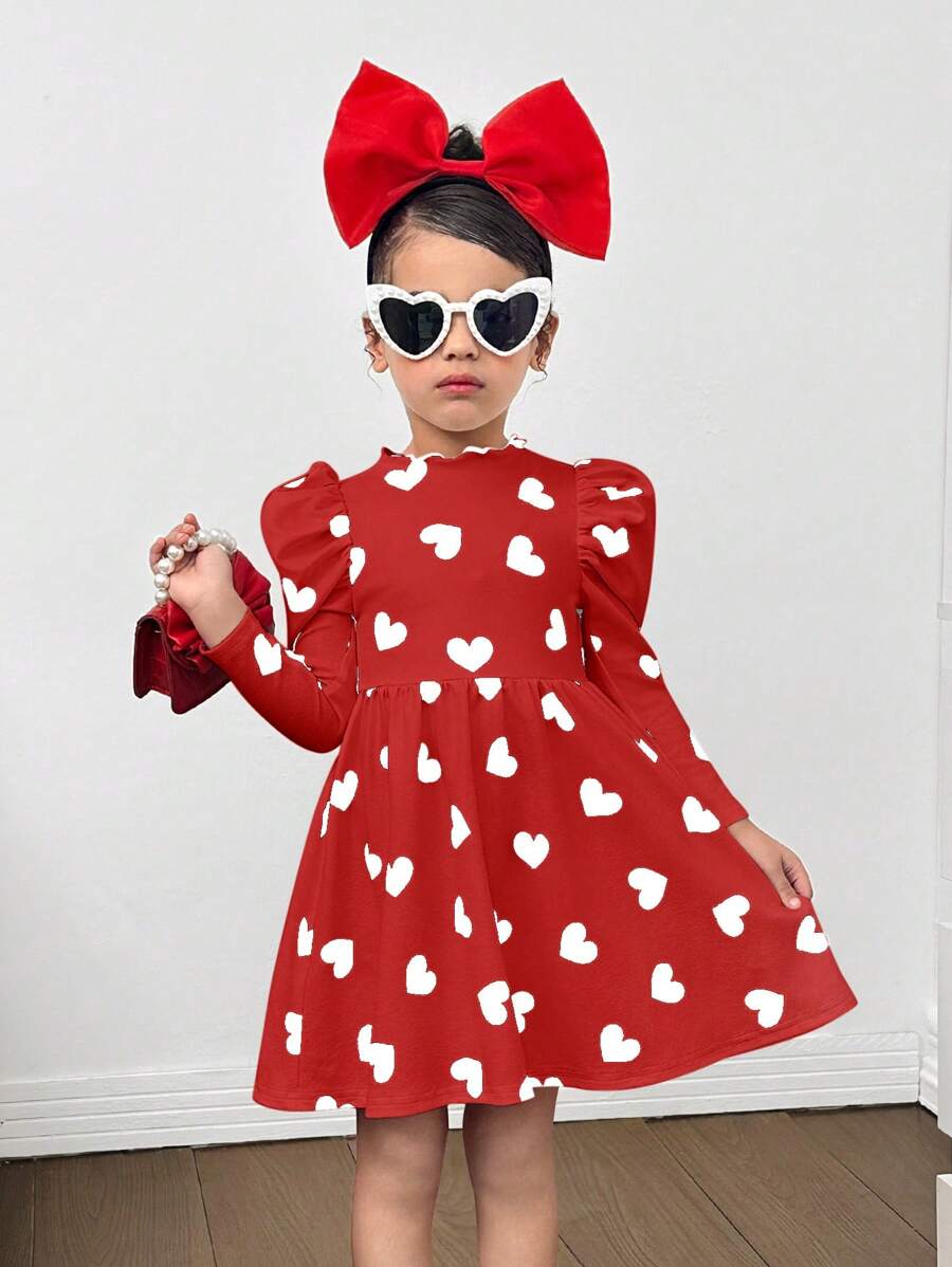 فستان SHEIN Nova Glow للفتيات الصغيرات مطبوع عليه قلب في عيد الحب بأكمام طويلة ورقبة دائرية مناسب للخريف والشتاء