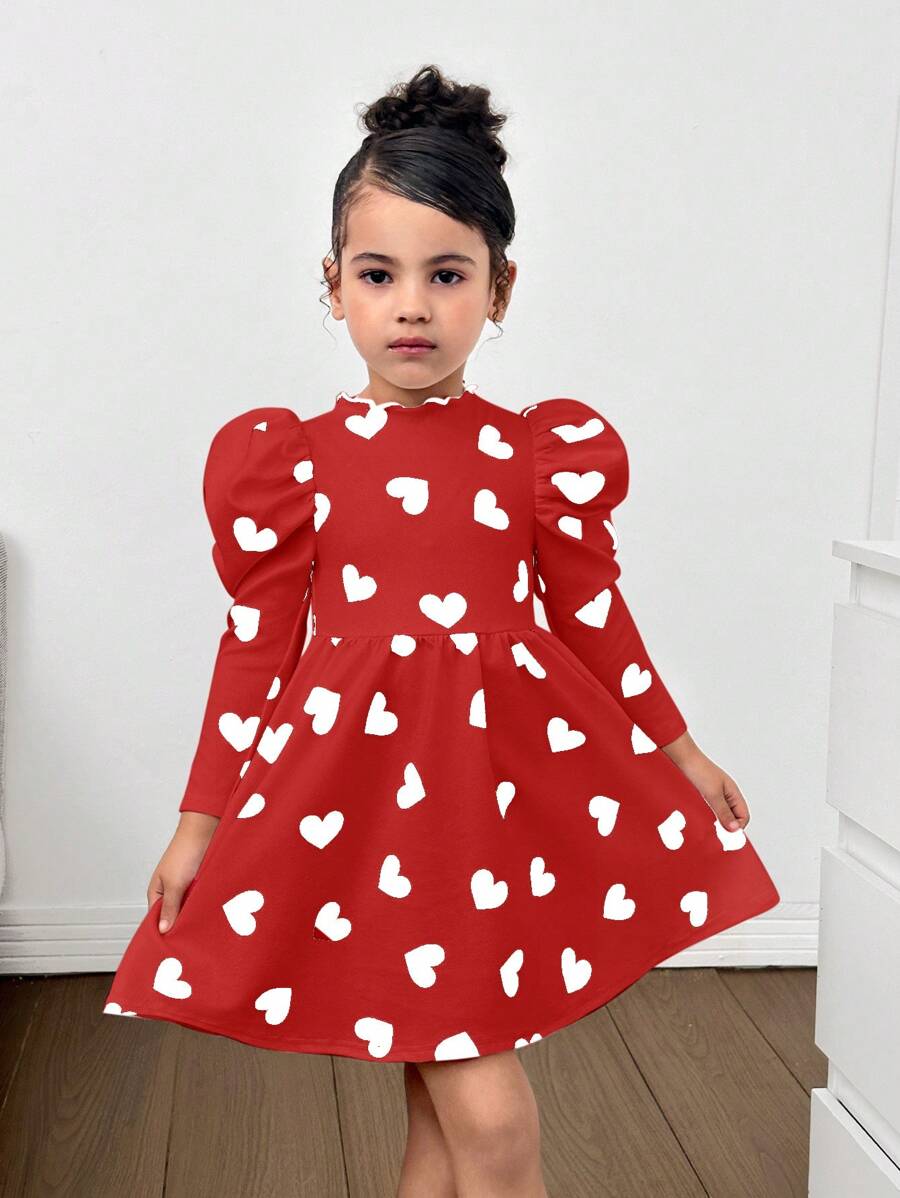 فستان SHEIN Nova Glow للفتيات الصغيرات مطبوع عليه قلب في عيد الحب بأكمام طويلة ورقبة دائرية مناسب للخريف والشتاء