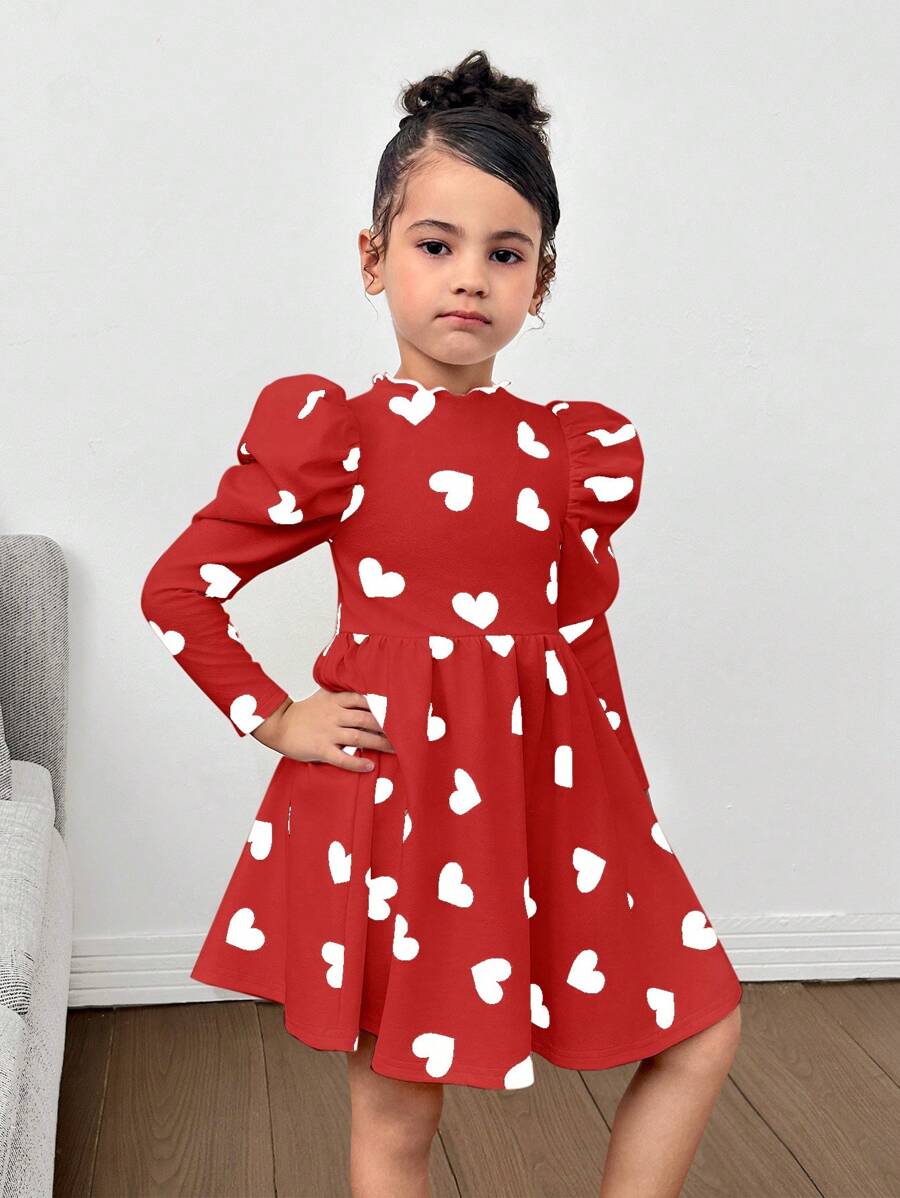 فستان SHEIN Nova Glow للفتيات الصغيرات مطبوع عليه قلب في عيد الحب بأكمام طويلة ورقبة دائرية مناسب للخريف والشتاء