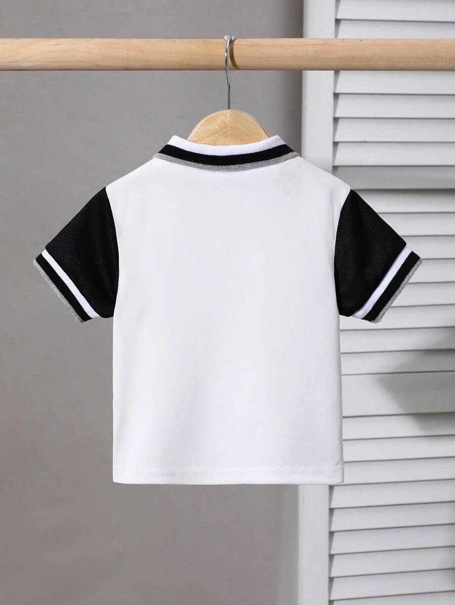 تى شيرت بولو محبوكة للأولاد الصغار. مناسبة للارتداء في النزهات