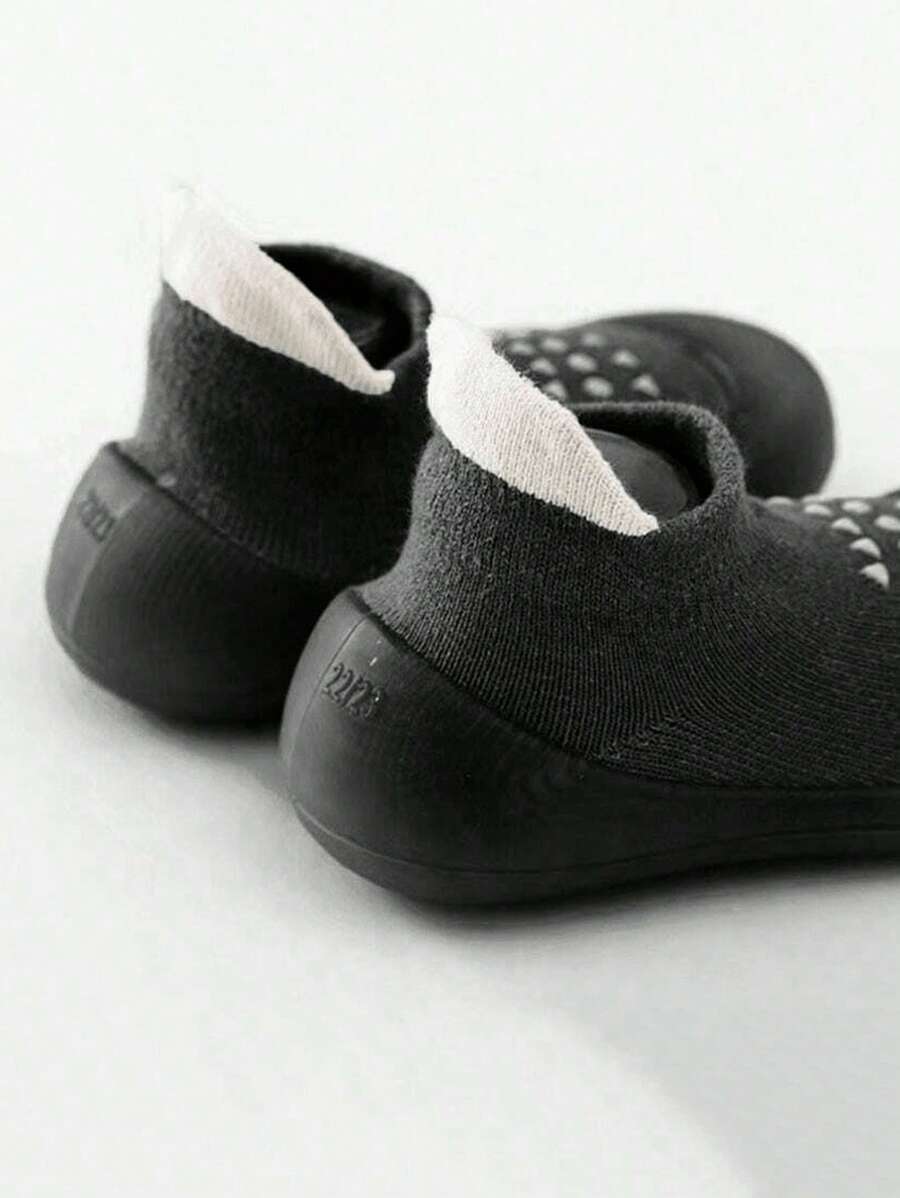 جوارب أطفال بسول سيليكون ناعم – مانعة للانزلاق ومناسبة للداخل والخارج