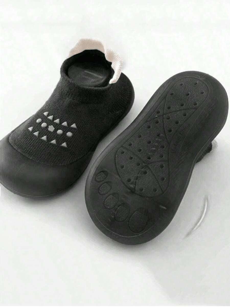 جوارب أطفال بسول سيليكون ناعم – مانعة للانزلاق ومناسبة للداخل والخارج